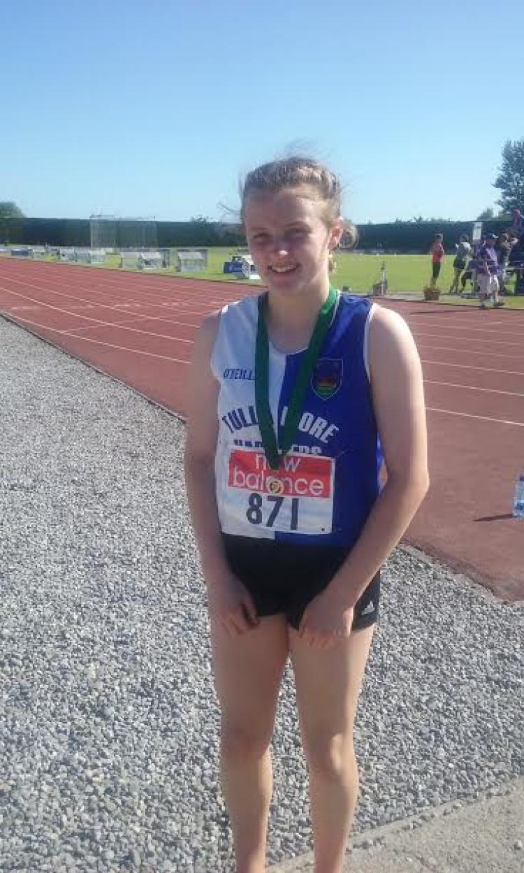Shauna Slattery receiving a bronze medal for girls u 15 200 metres.