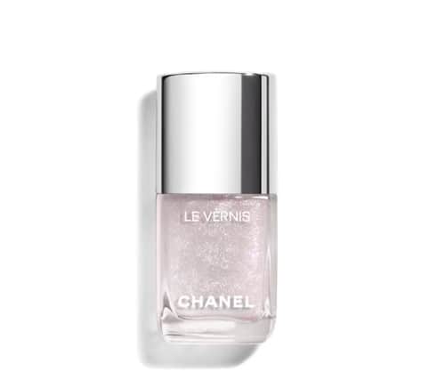 If you want to go even bolder with your chrome, Whittle also suggests “plaid chrome and Christmas-themed nail art […] something different on each nail” – a maximalist option but remains cohesive when you stick to one colour or theme.