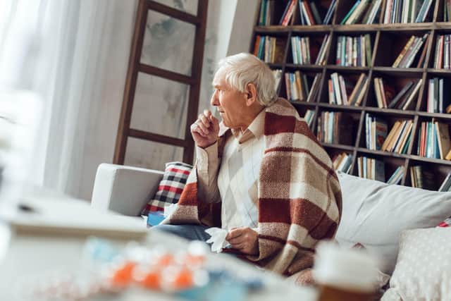 What are the symptoms of a cold that people often confuse with bacterial infections?