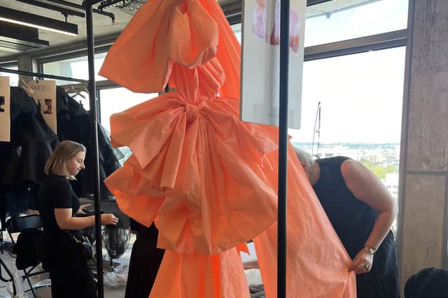 For this collection, Roksanda took inspiration from the Bridgerton era. The show was certainly a step into spring, with the colour palette including burnt umber, as well as bursts of pale pink, yellow and tangerine orange.