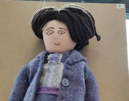 Threading needles exhibition depicts wonderful stories of families and love