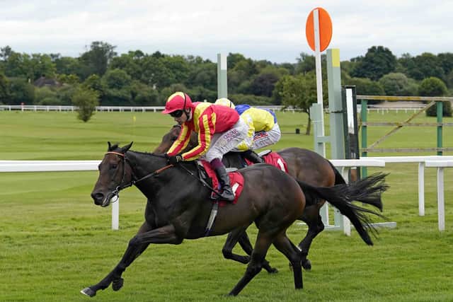 Favourite backers got off to a winning start when Daniel and Claire Kubler’s Lil Guff (100-30) struck readily in the opening Do Not Miss Live Music Nights Handicap with Oisin Murphy in the plate.