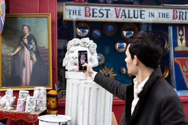 His own interest in antiques blossomed from a young age, when Vandelli would accompany his parents to auction houses.