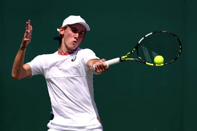 Backed by his noisy fan club consisting of family members and friends from his tennis club, Searle moved to the brink of emulating Stanley Matthews, son of the famous footballer, who triumphed back in 1962.