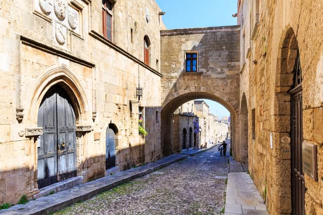 I head to the cobblestoned Street of the Knights, which runs almost exactly east to west. Along the street, there are seven inns representing the seven countries which the Knights of the Order of St John came from: England, Germany, Italy, France, Aragon, Provence, and Auvergne.
