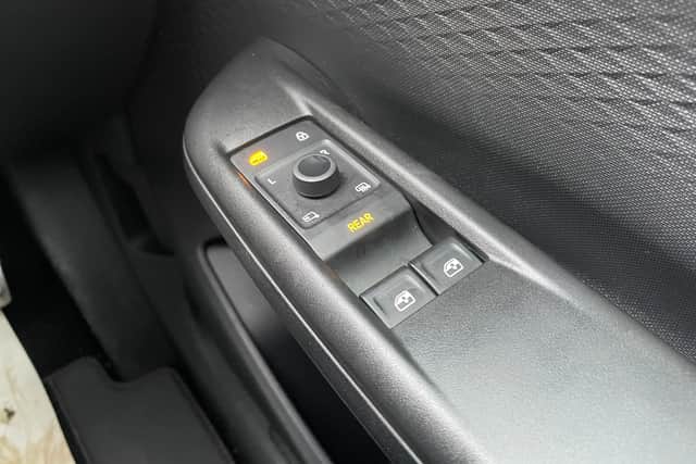 However, I must say it works really well, from being able to ring a contact to putting a favourite song on. But my favourite gimmick is if you just say ‘Hola, Hola, I’m cold’, in your finest attempt at Spanish, it will turn the temperature up automatically, and it can even work out which part of the car the voice is coming from – so if a passenger says it, the climate temperature will go up at their side.
