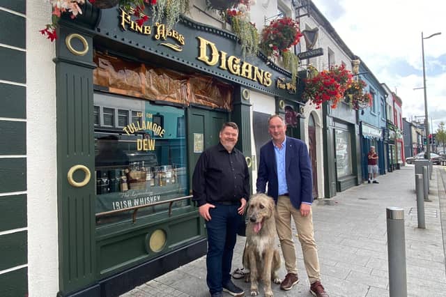Brian Digan, proprietor of Digans, on right, with Cllr Shane Murray, Cathaoirleach, Tullamore Municipal District and a Tullamore D.E.W. staff member, with the Tullamore D.E.W. Irish wolfhound