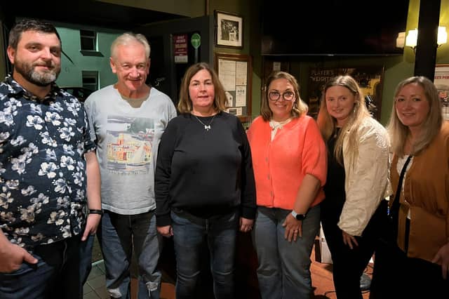 Kevin Byrne with two of the winning team Michael Cushin and Greta Cushin at Kinnitty Players quiz alongside Lorraine Scully, Lorraine Delaney and Louise Makim.