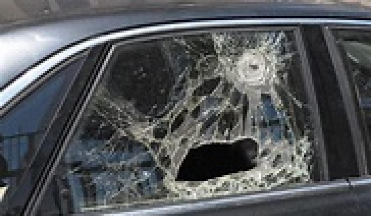 Разбитое окно. Разбитые окна. Smash the window. Разбитые окна. Разбитые окна в квартире.