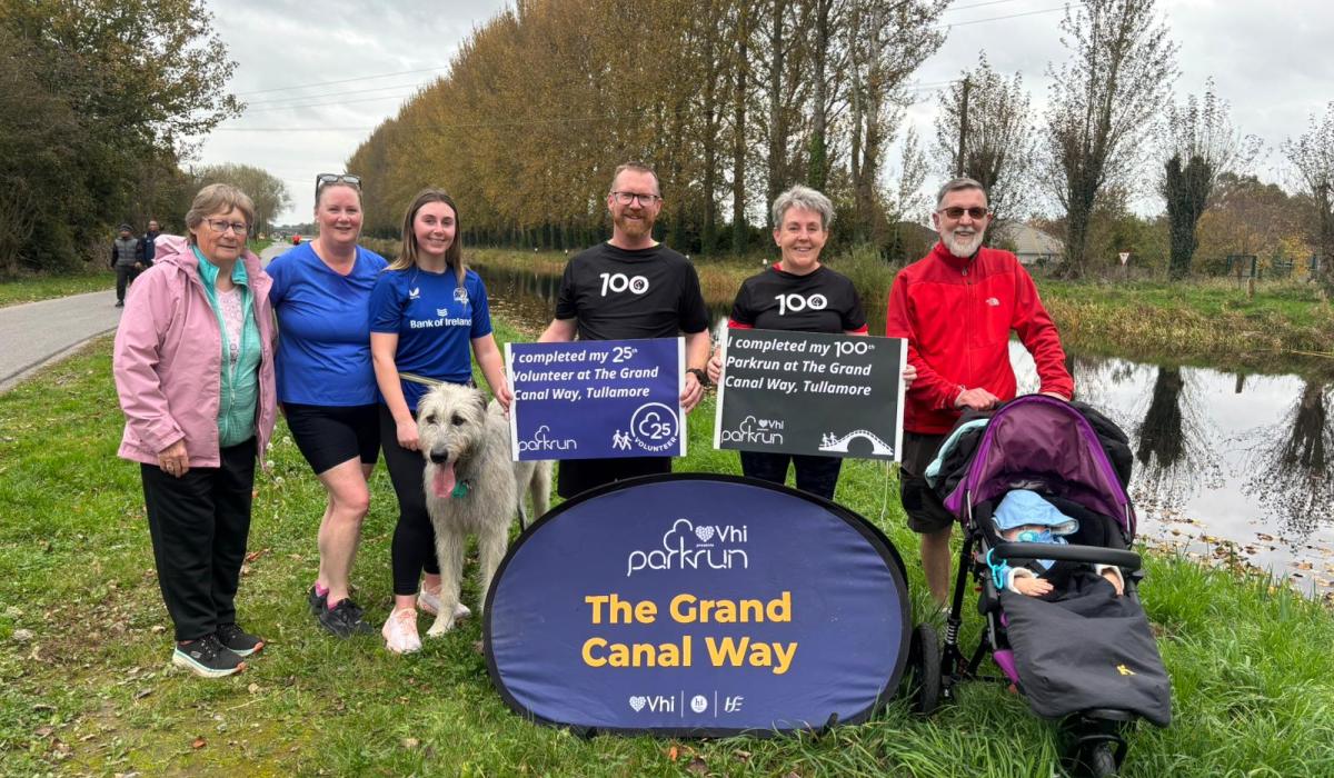 Cúpla as Uibh Fhailí ag ceiliúradh 100ú cloch mhíle parkrun le laoch ceithre chos