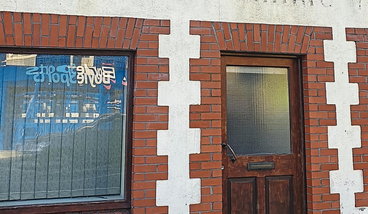 Plan for restaurant and apartments at landmark office building in