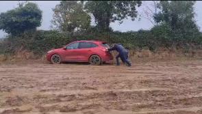 WATCH: Carpark chaos at Ploughing 2023 as drivers get stuck in mud leaving site 