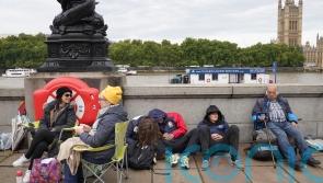 How to make queuing to see the Queen bearable