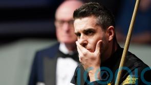 Mark Allen battles back to stay in scrappy Crucible semi against Mark Selby