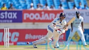 England’s hopes fade as India stretch lead past 400