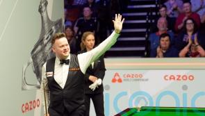 Shaun Murphy cruises past Lyu Haotian to reach second round at the Crucible