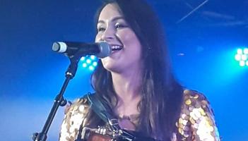 Offaly singer set to tour with Irish country music superstar in New Year