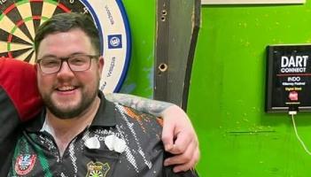 Offaly darts player into last sixteen of World Championships