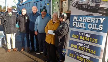 Winner of big jackpot in Offaly club's Lotto draw picks up her cheque