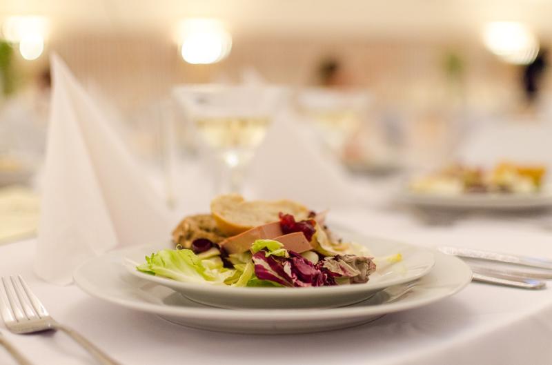 MONDAY MOTIVATION: How to stay on your healthy buzz through wedding season 