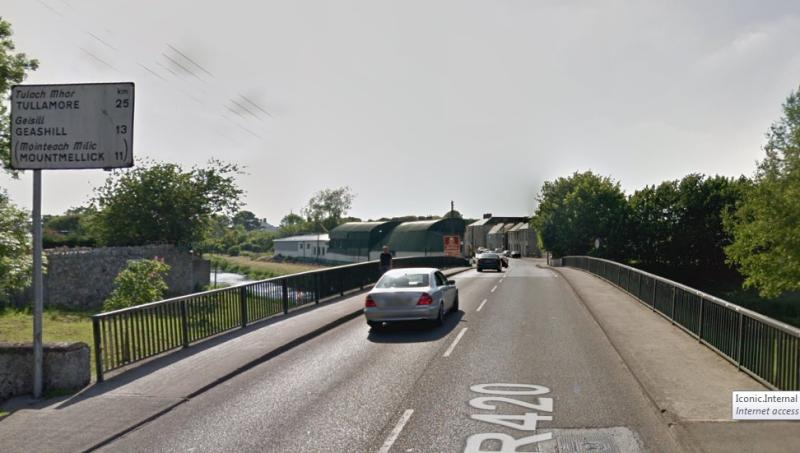 Councillor wants 'ESB shins kicked' over darkness on Laois-Offaly border bridge