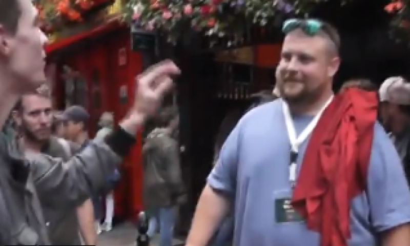 WATCH: Offaly magician frightens the life out of American tourists in Temple Bar