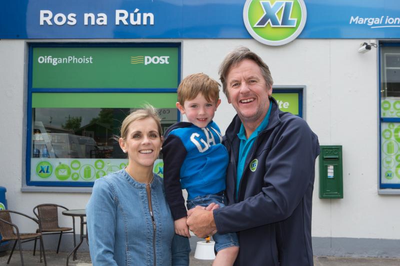 Offaly shop owners visit Ros na Rún set as part of sponsorship deal 