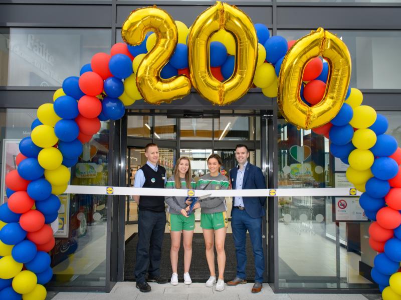Sean Collins, Lidl Tullamore Store Manager.  Mairead Daly, LGFA Offaly Captain.  Amy Mannion, LGFA Offaly Player. Ian Monaghan,  Lidl Ireland Sales Operations Manager
