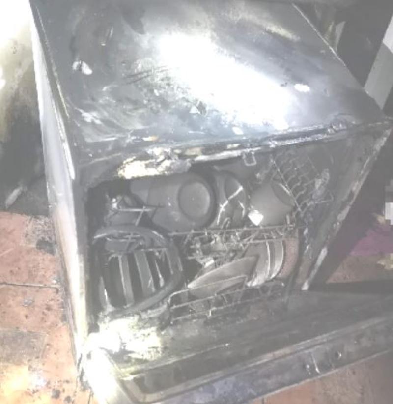 WARNING: Never turn on the dishwasher before going to bed or leaving the house 