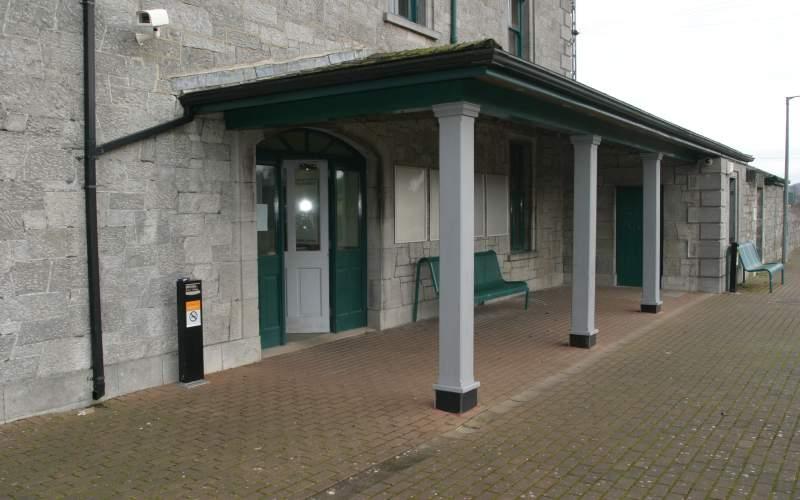 Passengers left stranded at Offaly station as bus transfer fails to show