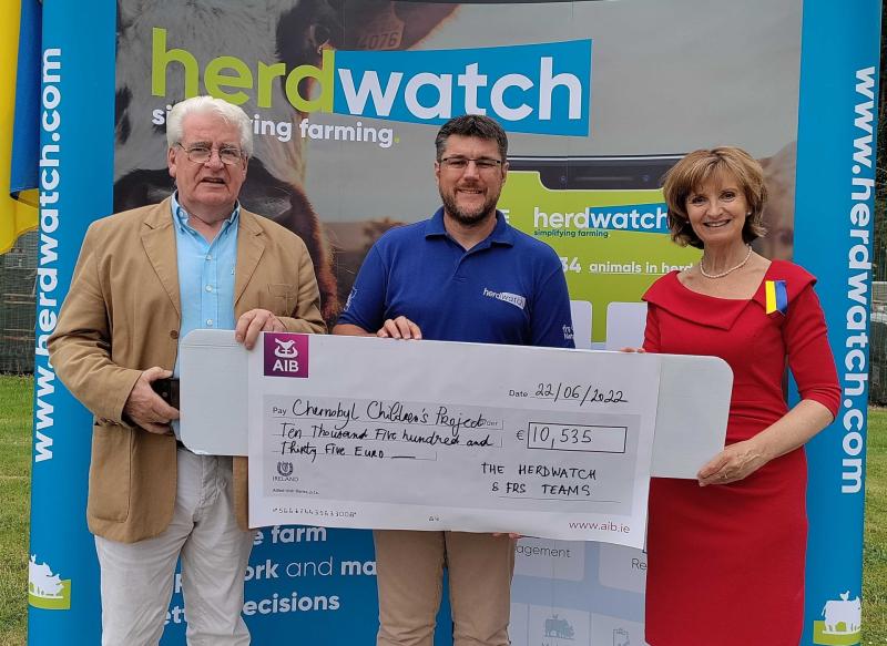 Adi Roche visits Herdwatch to collect €10,000 for victims of Ukraine conflict