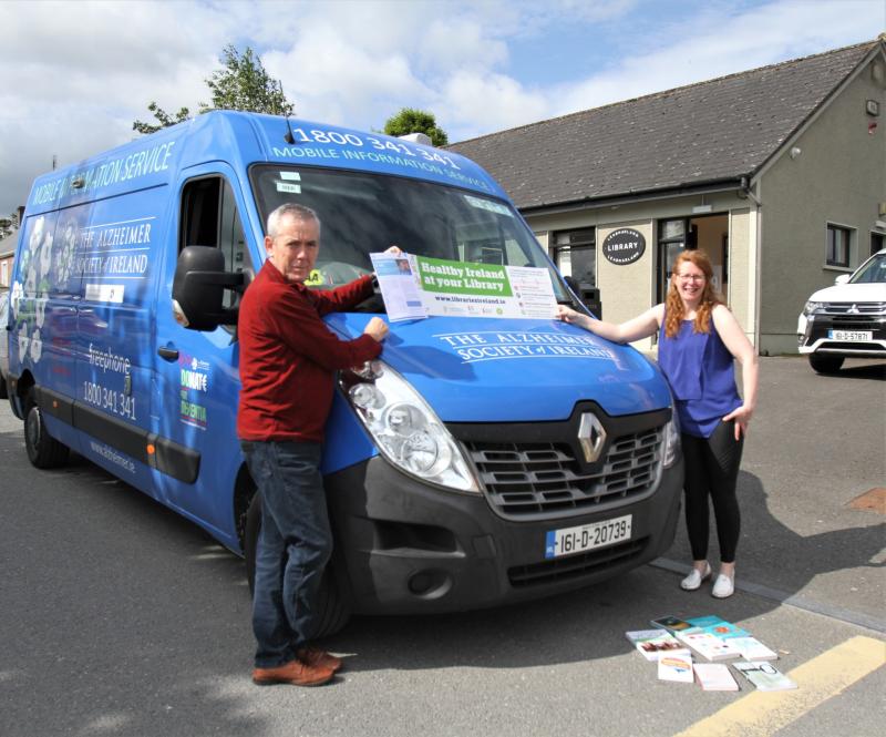 Alzheimer Information Bus welcomes visitors on stop off in local town