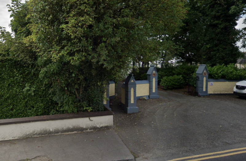 Offaly student praised for kind gesture to elderly woman due to 'suspicious' man