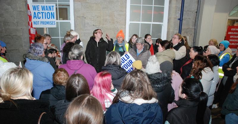 Deputy Carol Nolan supports Roscrea women protesting while Justice Minister says no crime increase in the town