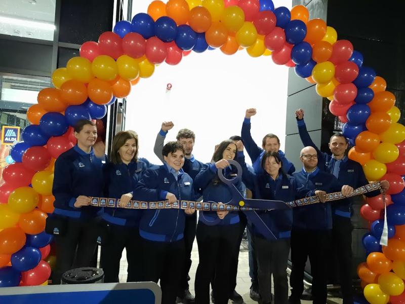 Store Manager Yasmin Rourke and her team officially cutting the ribbon on the new ALDI store in Tullamore this morning at 7.30am