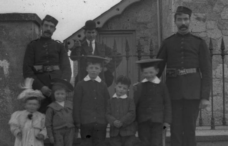 Shinrone De Roe family