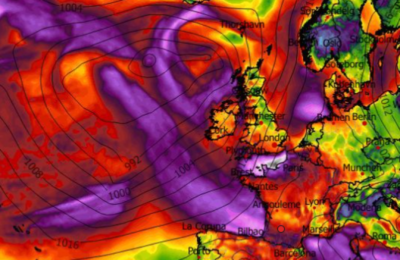 Met &Eacute;ireann issues grim weekend weather forecast for Ireland with two hazards