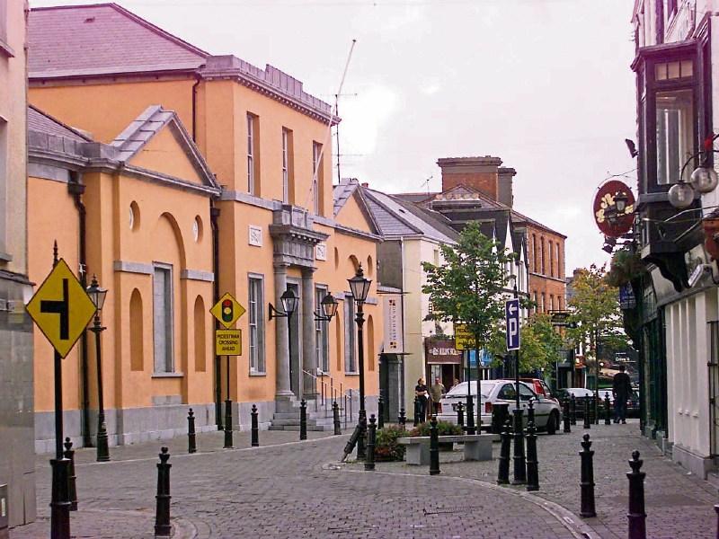 Disgruntled Offaly gambler smashes TV in bookies shop