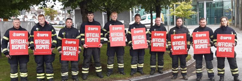 Retained firefighters from across Offaly picketing outside Aras an Chontae 