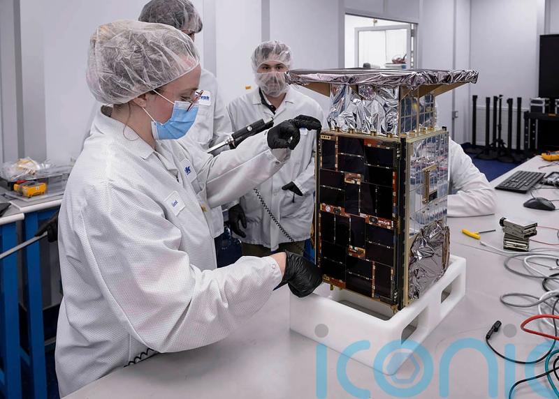 Nasa loses contact with spacecraft on way to moon