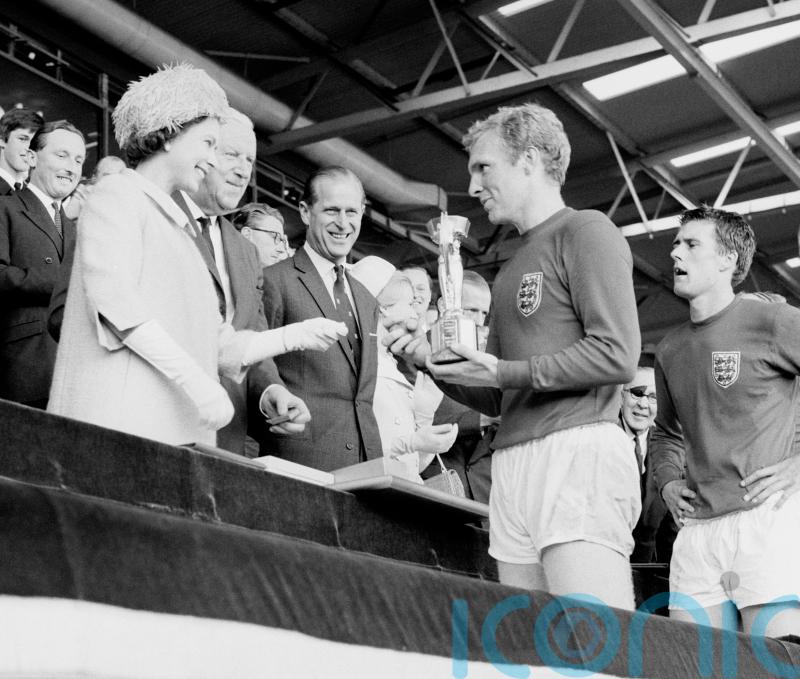 Football halts to honour the Queen as England managers lead tributes