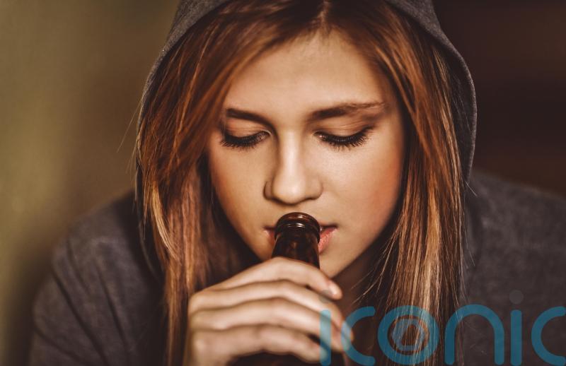 A strict ban or a little alcohol at home: How should parents teach their teen to drink responsibly?
