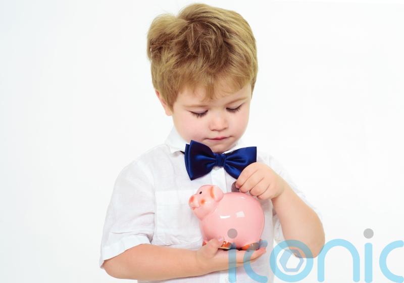 5 ways parents can motivate their children to save money