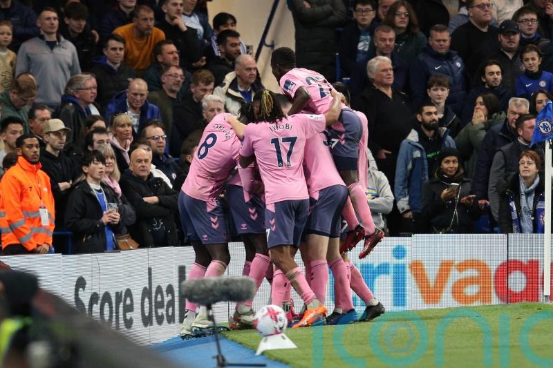 Late Ellis Simms goal earns Everton a point and checks Chelsea’s progress