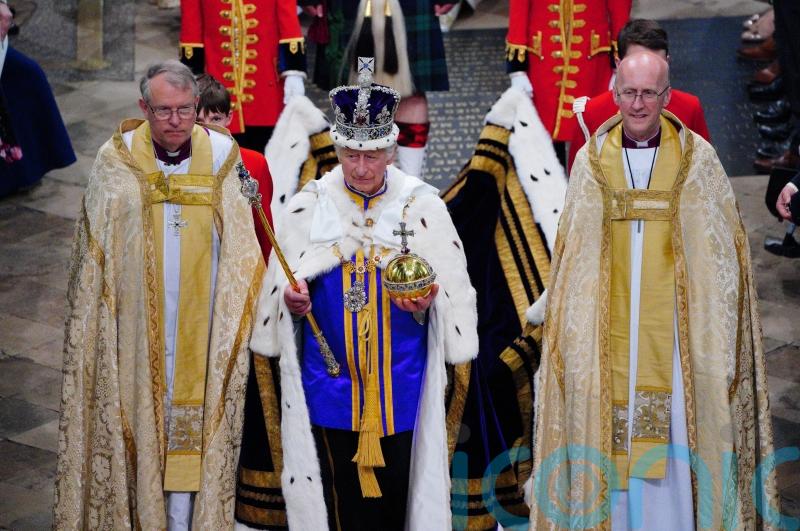 Crowned King switches into purple tunic and robes for Abbey finale