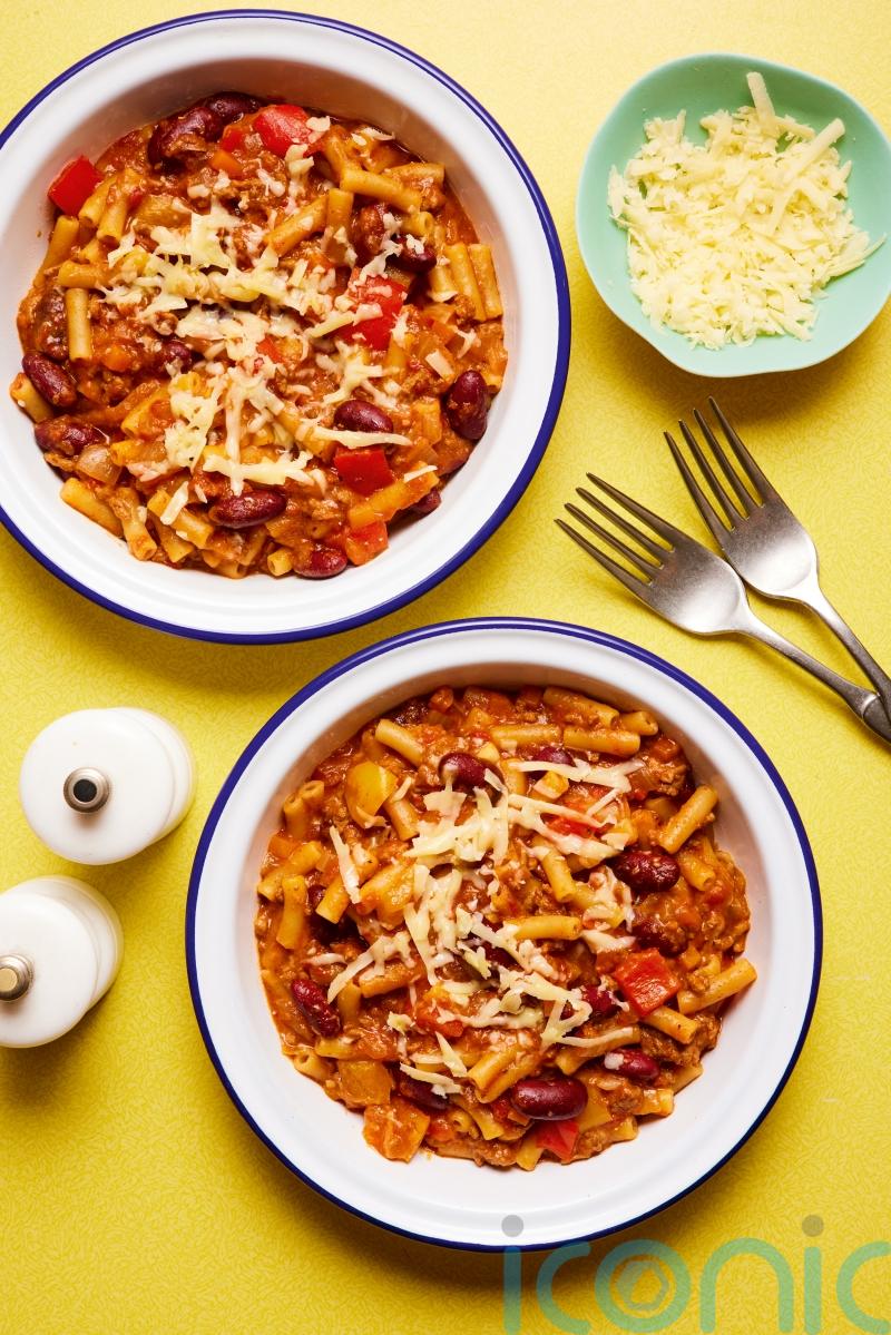 Pinch of Nom’s chilli mac ‘n’ cheese recipe