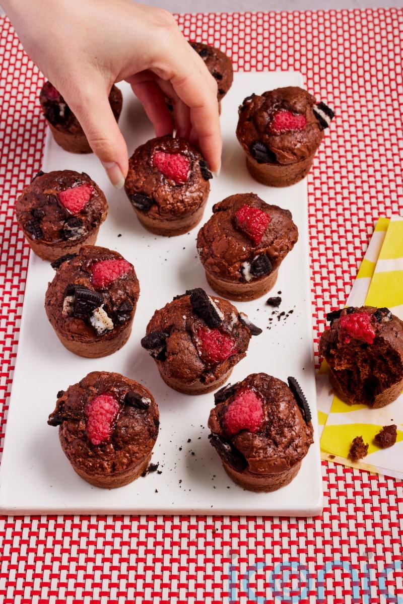Pinch of Nom’s raspberry cookie brownies recipe
