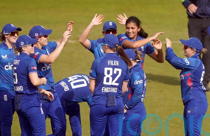 Debutants dominate as impressive England crush Sri Lanka in opening ODI