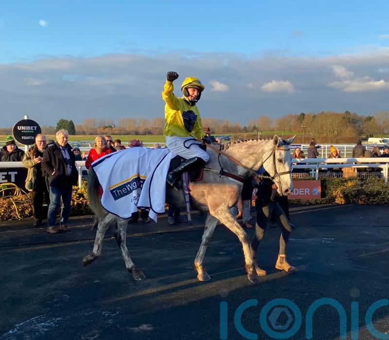My Silver Lining clings on for brave Classic victory