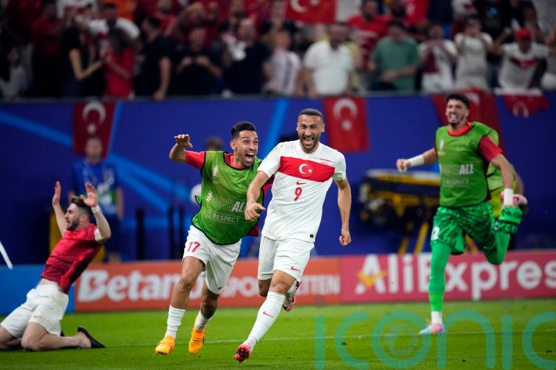 Cenk Tosun winner makes sure of Turkey’s qualification against 10-man Czechs